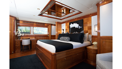 2005 PALMER JOHNSON Raised Pilothouse - photo 16