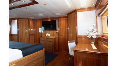 2005 PALMER JOHNSON Raised Pilothouse - photo 17
