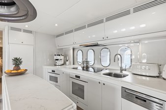 2022 WARREN YACHTS 87 Skylounge Motor Yacht - photo 21