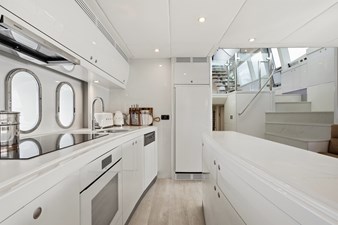 2022 WARREN YACHTS 87 Skylounge Motor Yacht - photo 23