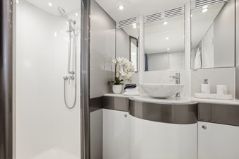 2022 WARREN YACHTS 87 Skylounge Motor Yacht - photo 31