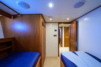 2003 NEW ENGLAND BOATWORKS Enclosed Raised Pilothouse - photo 31