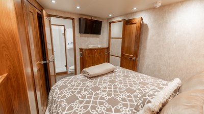 2016 VIKING 80 Convertible - photo 20