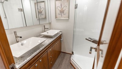 2016 VIKING 80 Convertible - photo 27