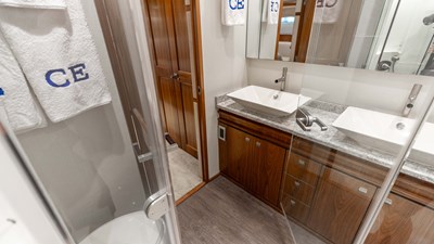 2016 VIKING 80 Convertible - photo 28