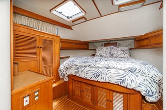 1989 OFFSHORE YACHTS Sedan - photo 26