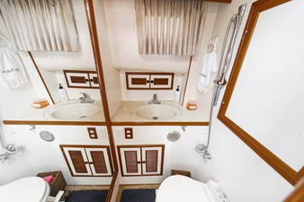 1989 OFFSHORE YACHTS Sedan - photo 29