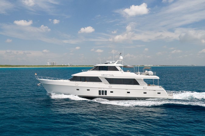 2013 OCEAN ALEXANDER 90 Skylounge 