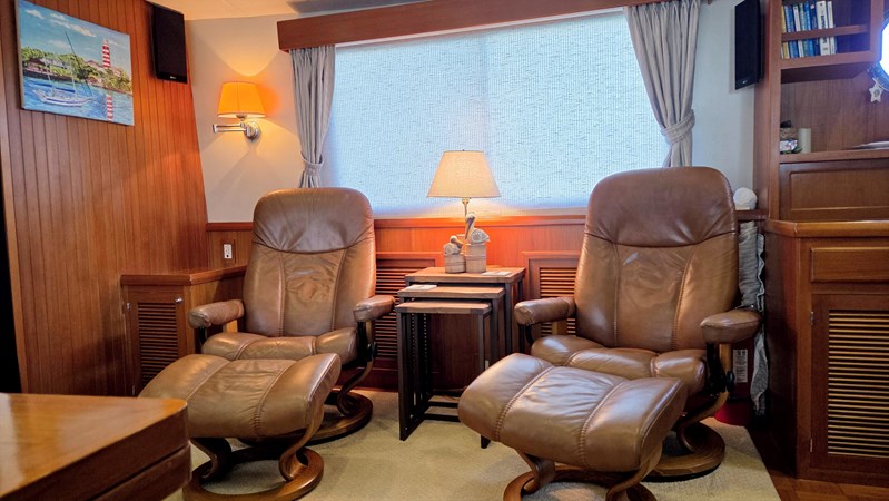 Salon looking to port