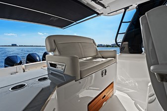 2023 BOSTON WHALER 350 Realm - photo 18