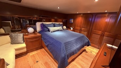 1990 VIKING 55 Motor Yacht - photo 11
