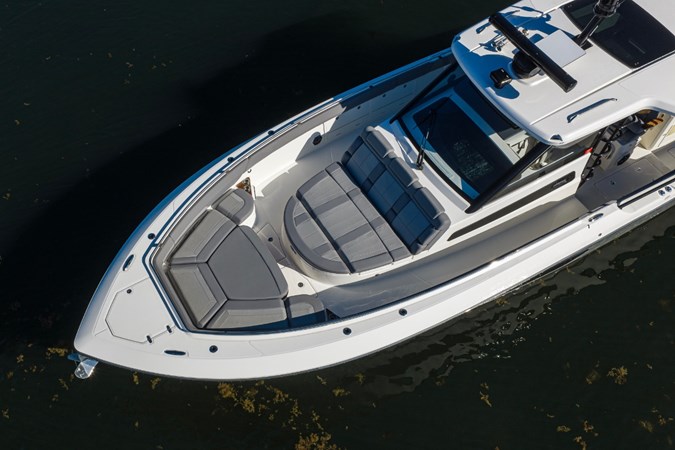 2024 BOSTON WHALER Outrage