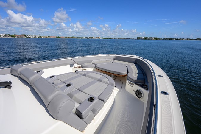 2024 BOSTON WHALER Outrage