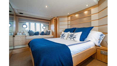 2012 FERRETTI YACHTS 62 FLY - photo 9