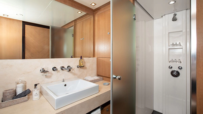 2006 ISA YACHTS 120 - photo 38