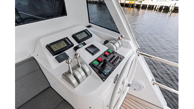 1998 HATTERAS 82 Convertible - photo 11