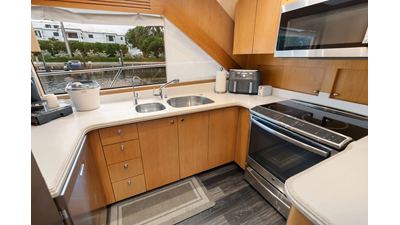 1998 HATTERAS 82 Convertible - photo 28