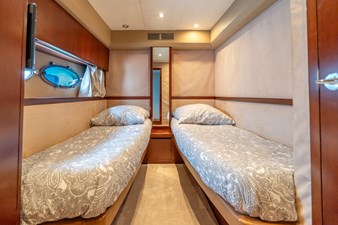 2006 PRINCESS YACHTS V70 - photo 38