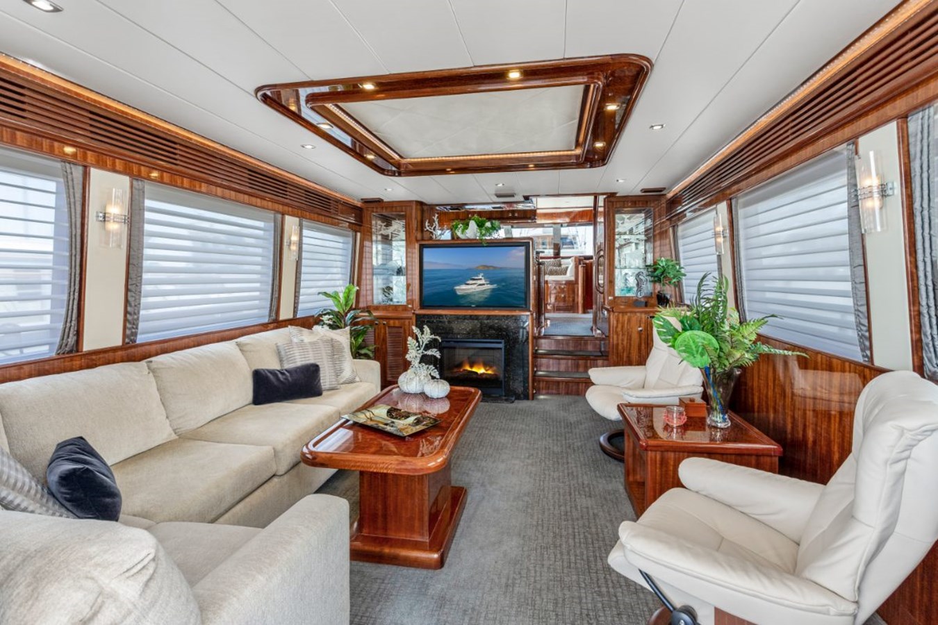 2014 HAMPTON YACHTS 760 Skylounge Motor Yacht — photograph 2