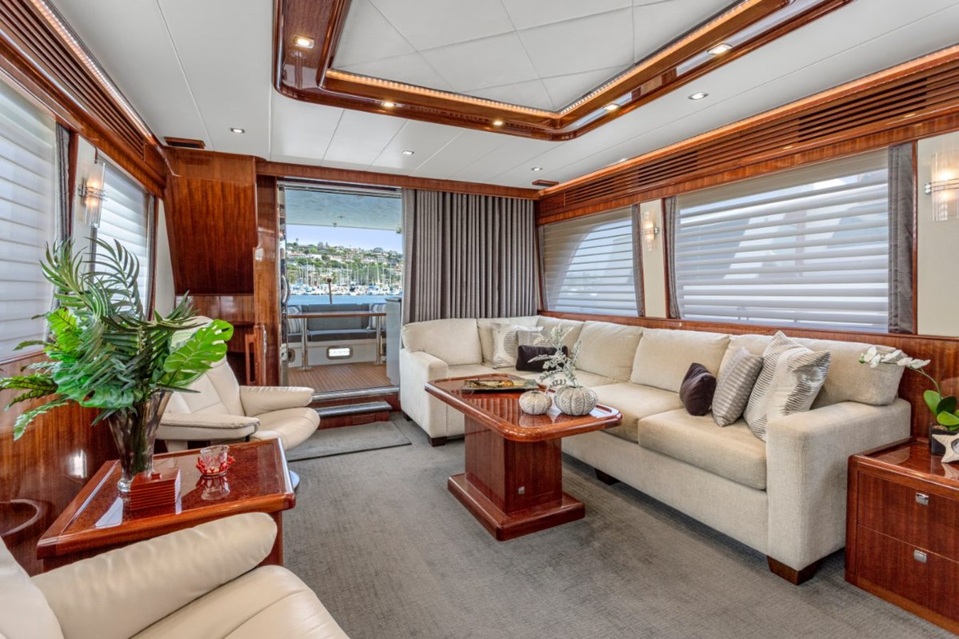 2014 HAMPTON YACHTS 760 Skylounge Motor Yacht — photograph 3