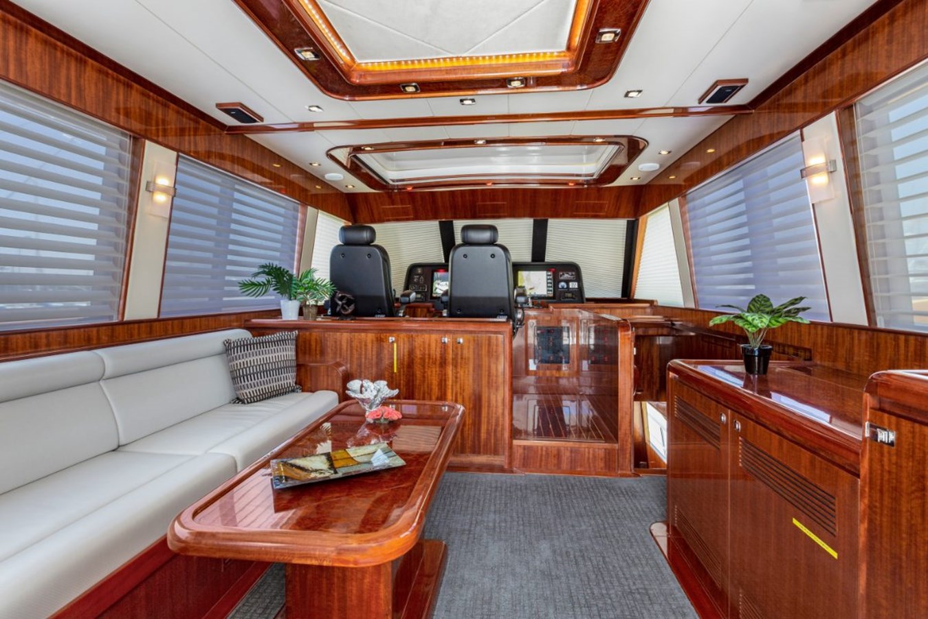 2014 HAMPTON YACHTS 760 Skylounge Motor Yacht — photograph 5