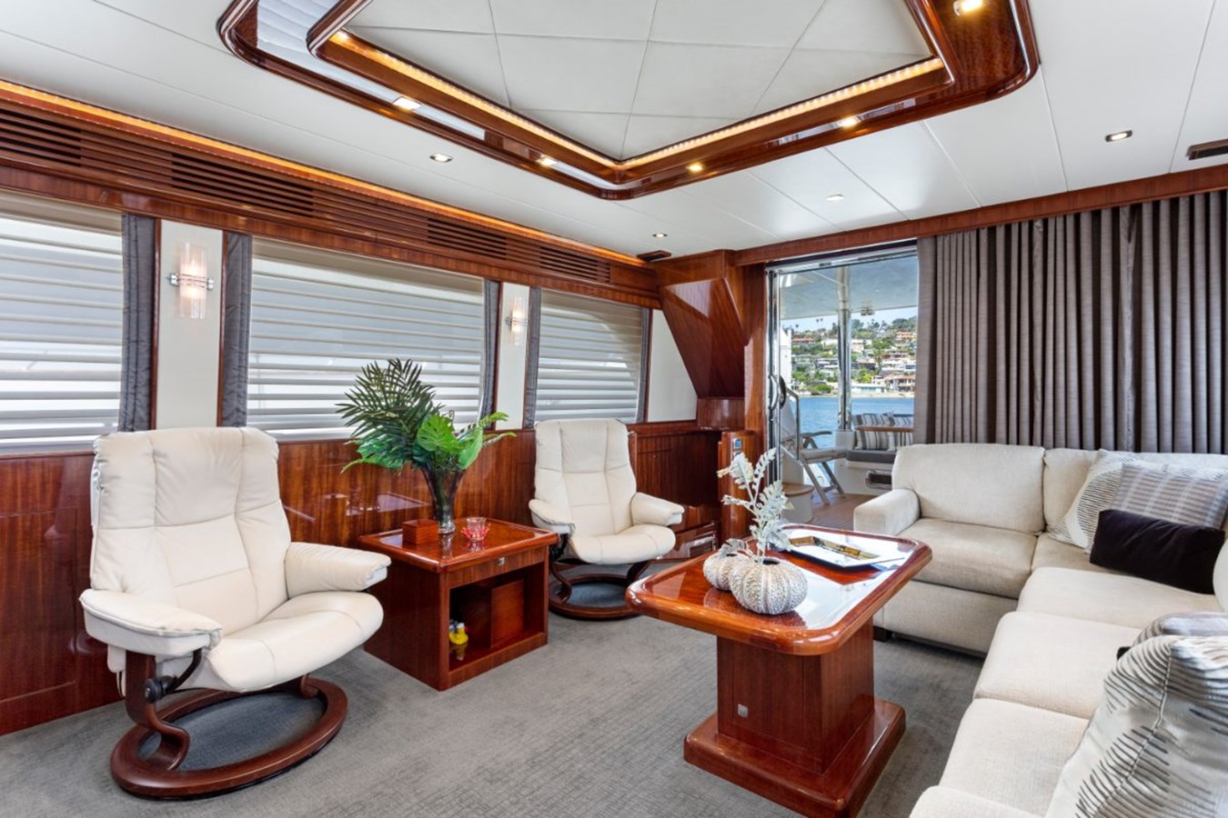 2014 HAMPTON YACHTS 760 Skylounge Motor Yacht — photograph 4