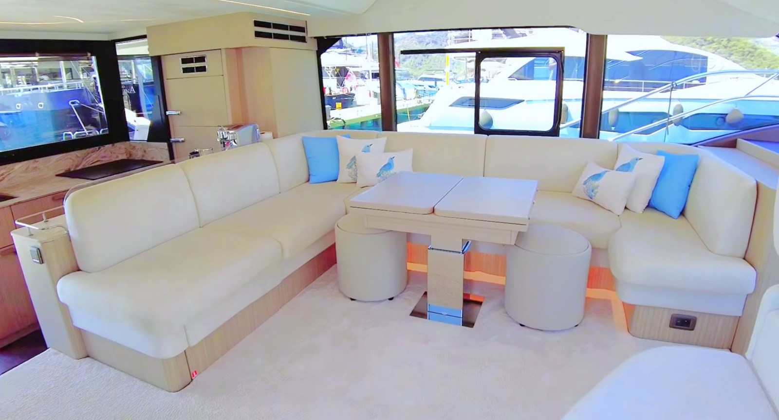 2025 PRESTIGE YACHTS Prestige 5.7 — photograph 3