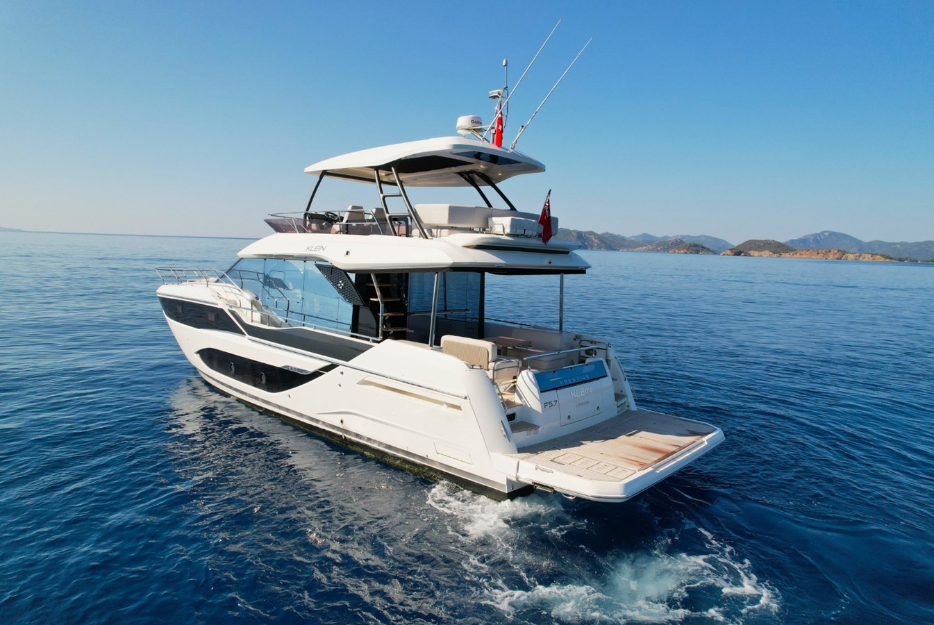 2025 PRESTIGE YACHTS Prestige 5.7 — photograph 2