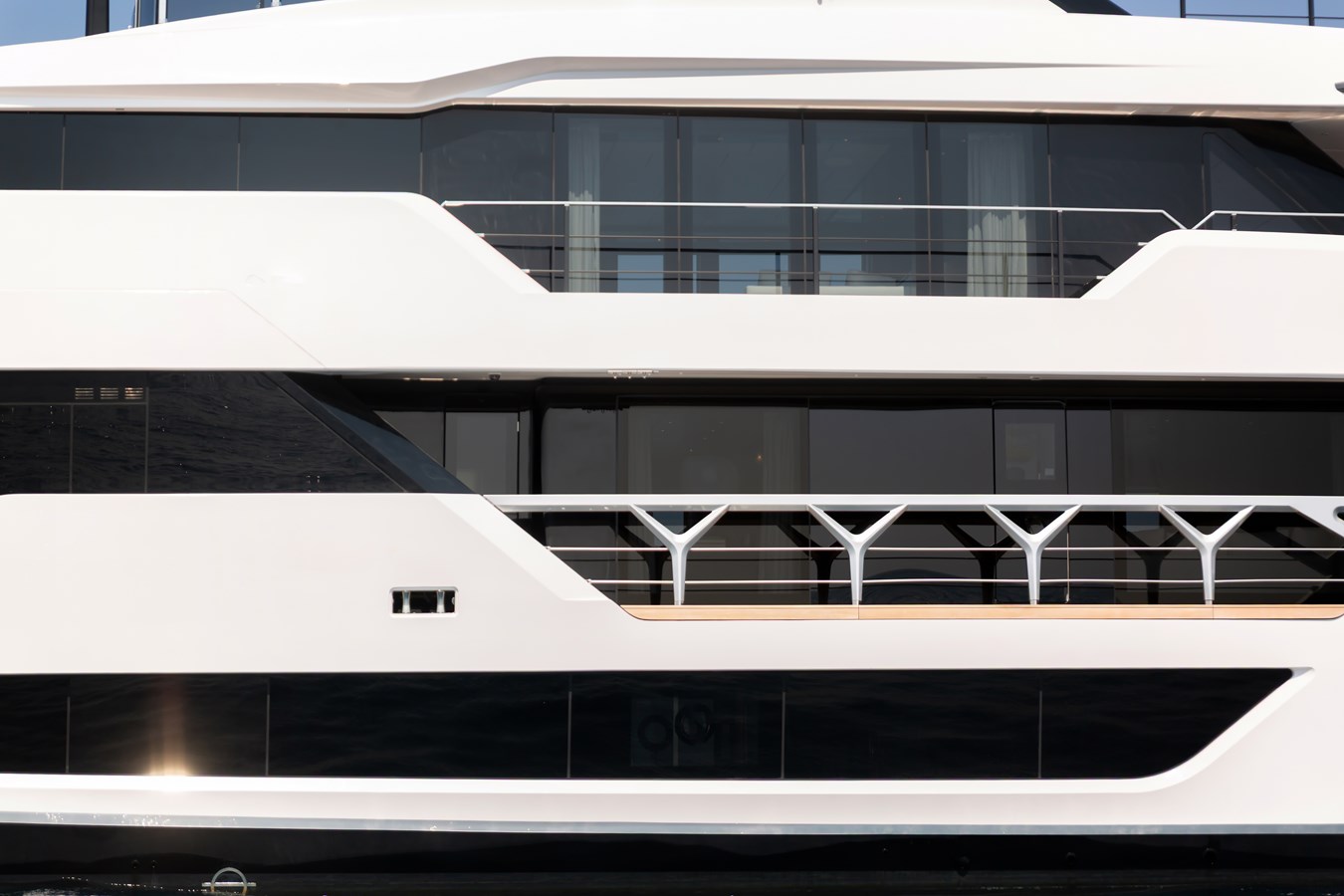 2025 FERRETTI CUSTOM LINE — photograph 2