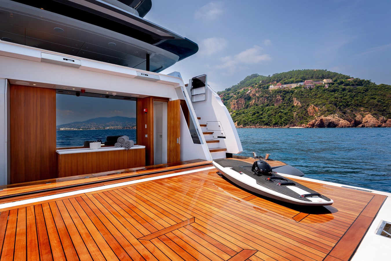 2025 FERRETTI CUSTOM LINE — photograph 4