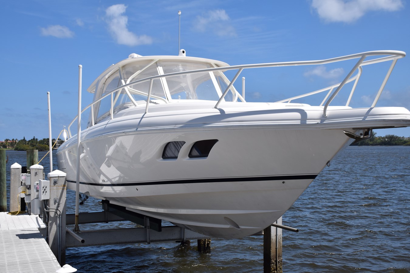 2008 INTREPID POWERBOATS INC. 390 Sport Yacht — photograph 3