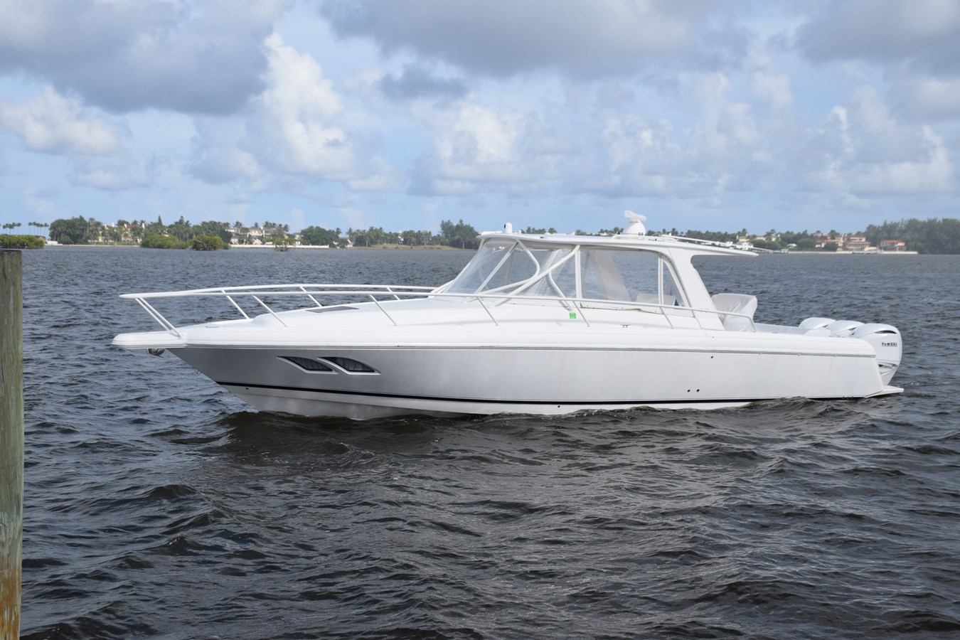 2008 INTREPID POWERBOATS INC. 390 Sport Yacht — photograph 5