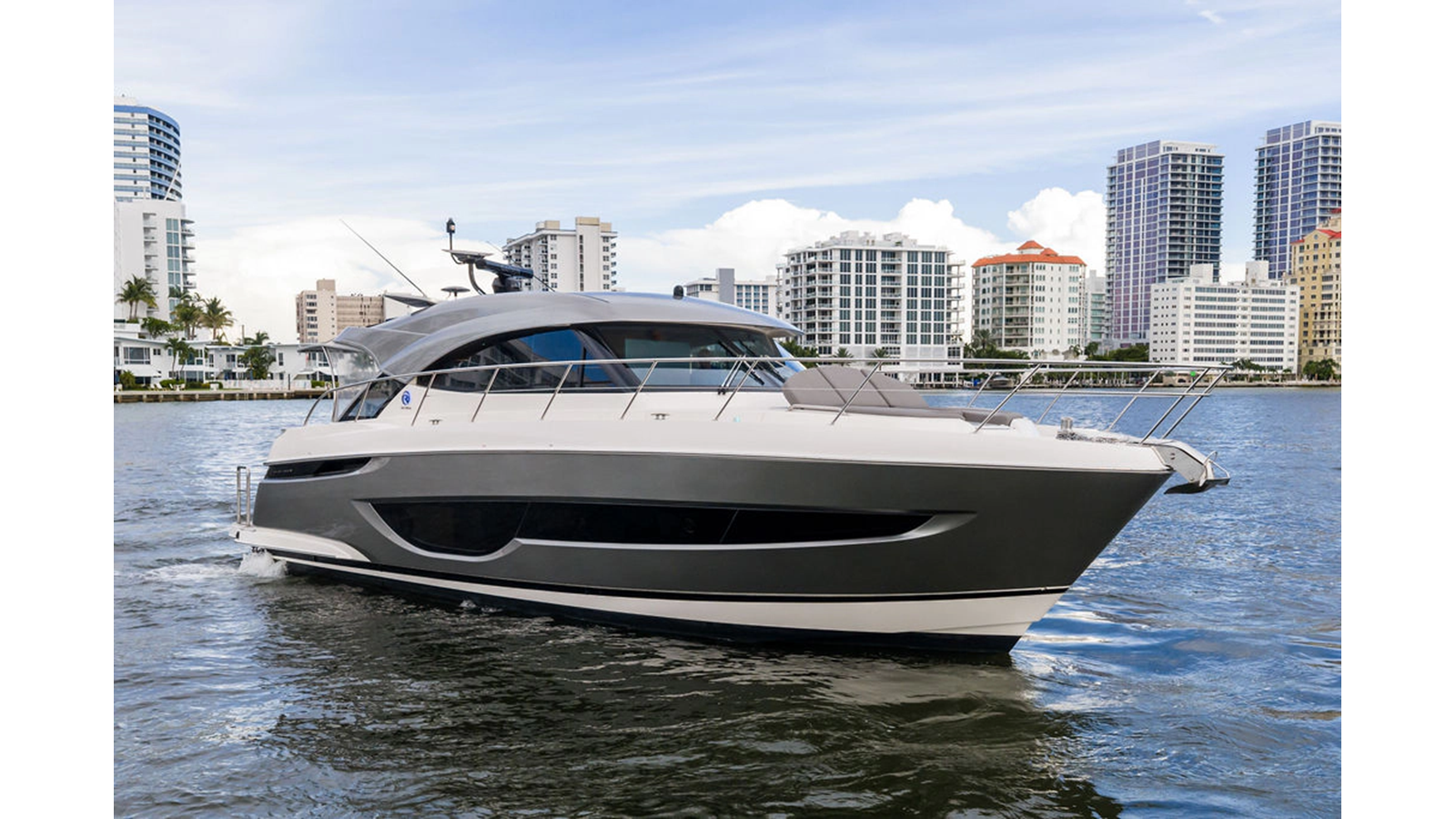 2026 RIVIERA 4600 Sport Yacht Platinum Edition — photograph 2