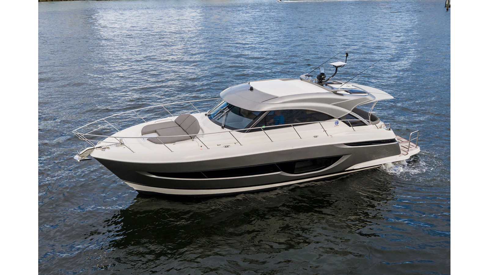 2026 RIVIERA 4600 Sport Yacht Platinum Edition — photograph 4