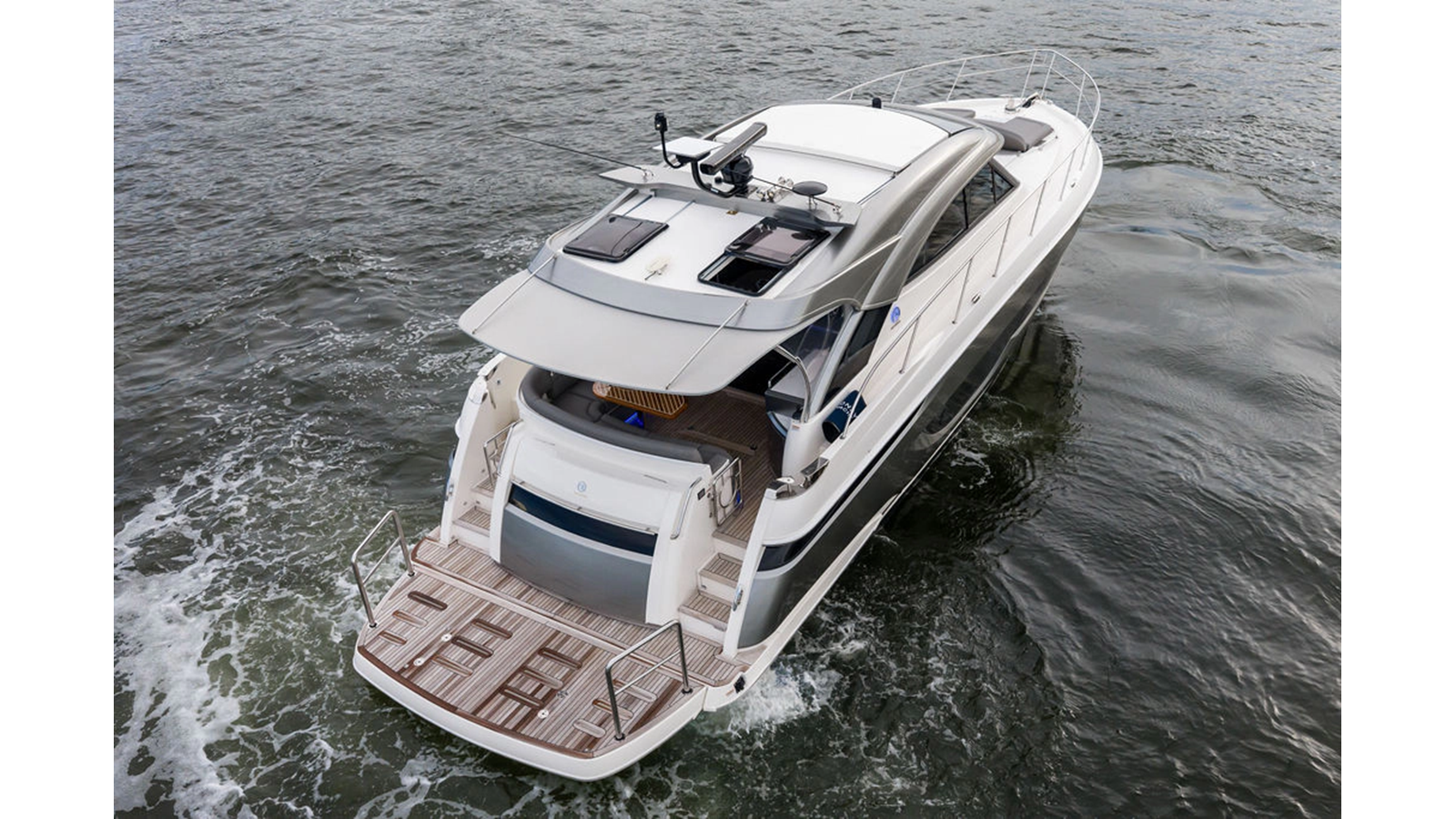 2026 RIVIERA 4600 Sport Yacht Platinum Edition — photograph 5