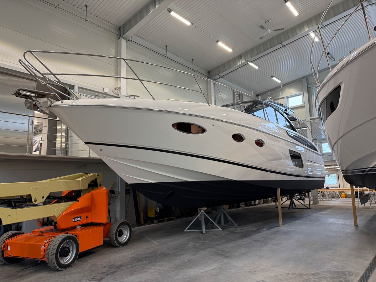 2017 PRINCESS YACHTS V48 OPEN — photograph 2