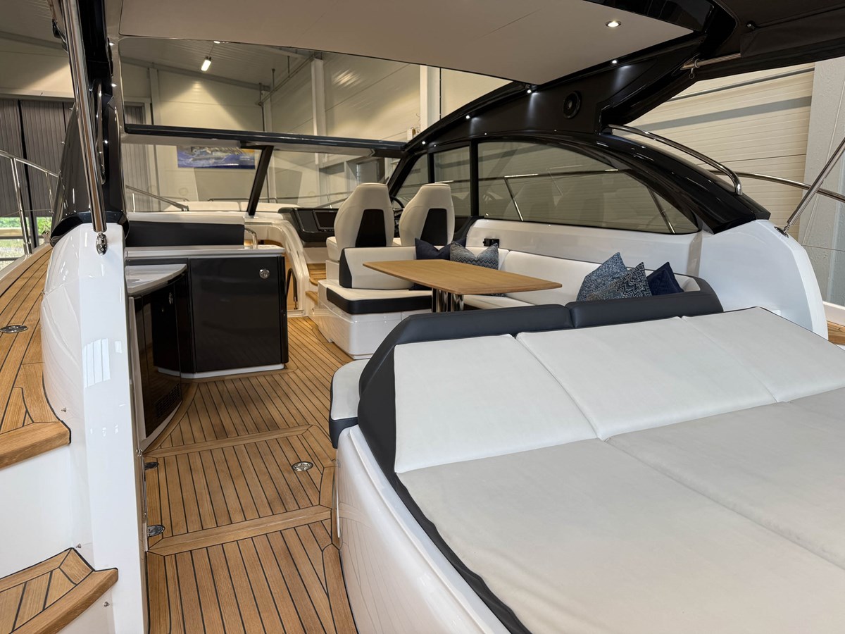 2017 PRINCESS YACHTS V48 OPEN — photograph 3