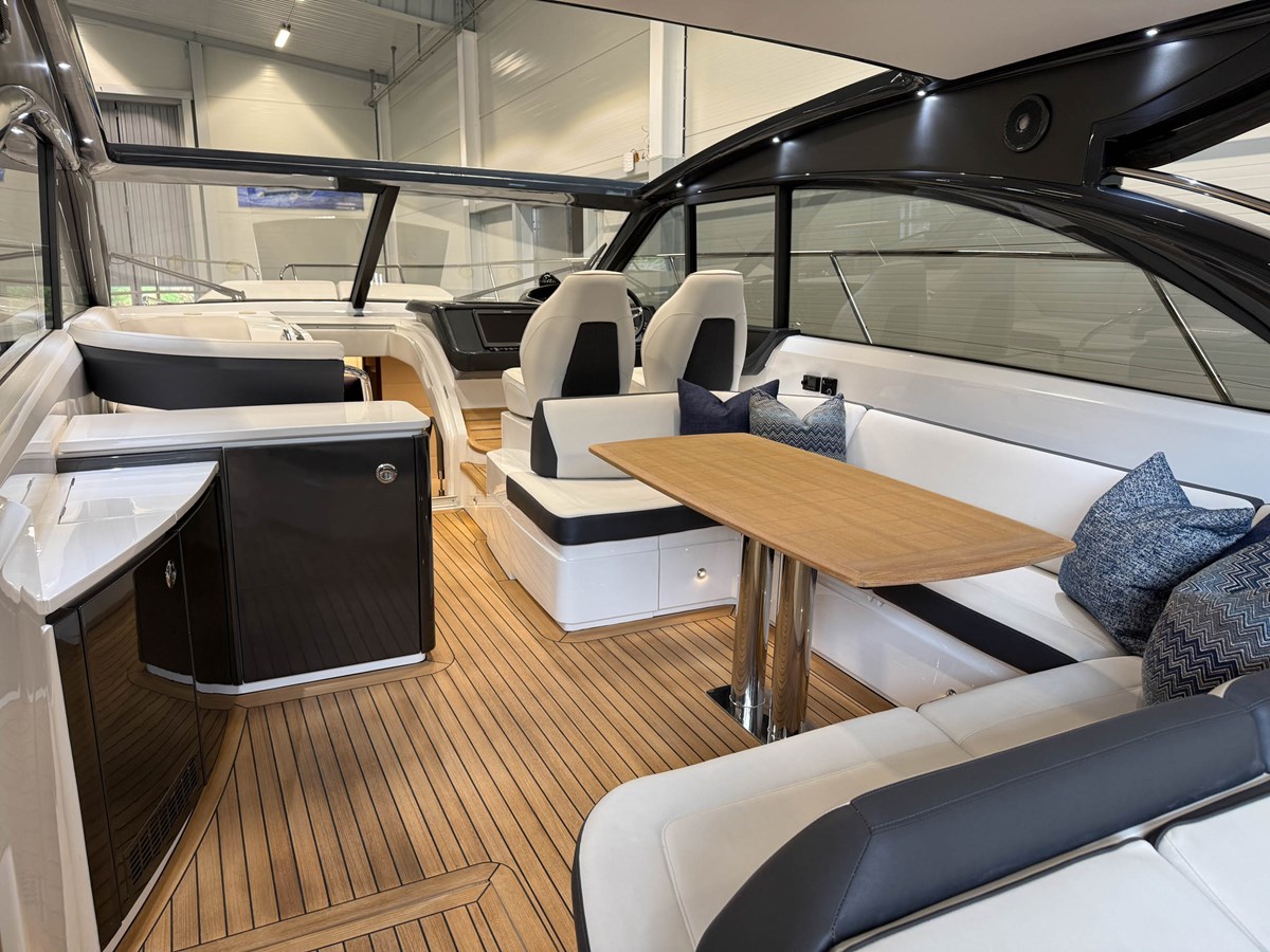 2017 PRINCESS YACHTS V48 OPEN — photograph 4