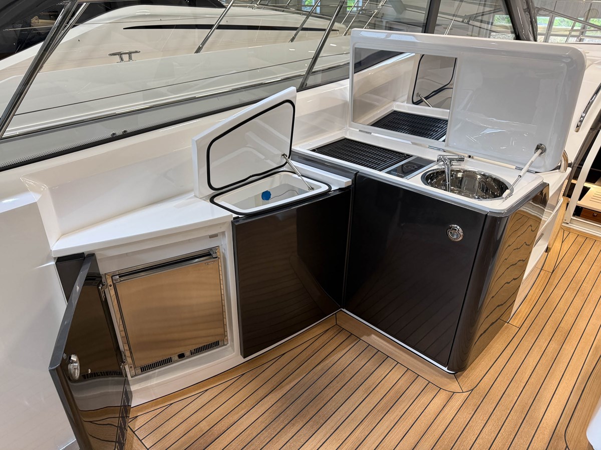 2017 PRINCESS YACHTS V48 OPEN — photograph 5