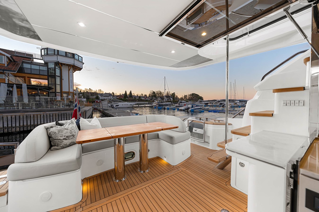 2018 PRINCESS YACHTS F55 — photograph 5