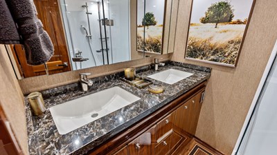 2017 VIKING 80 Convertible - photo 24
