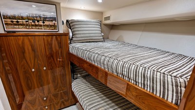 2017 VIKING 80 Convertible - photo 32