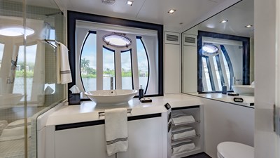 2010 PERSHING 80 - photo 58