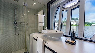 2010 PERSHING 80 - photo 59