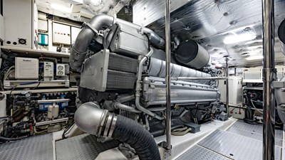 2010 PERSHING 80 - photo 95