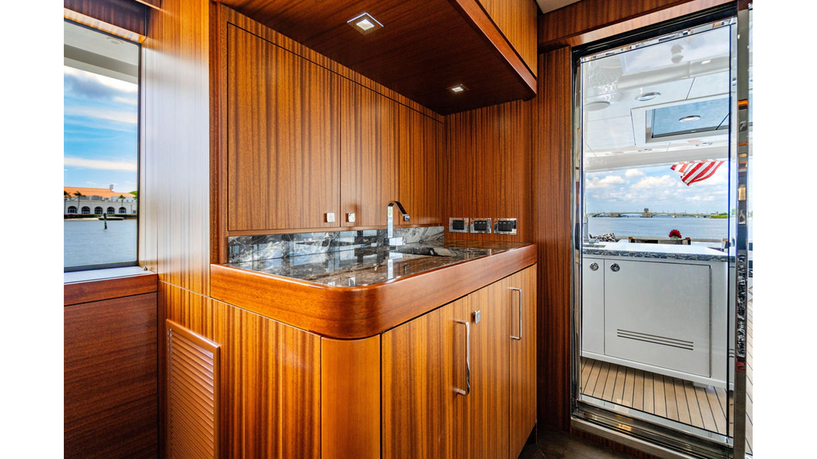 105' Hatteras
