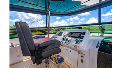 2022 HATTERAS Raised Pilothouse - photo 6