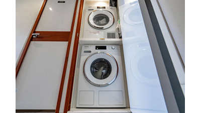 2022 HATTERAS Raised Pilothouse - photo 37