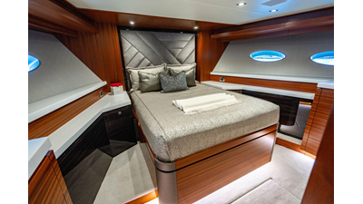 2022 HATTERAS Raised Pilothouse - photo 27