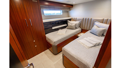 2022 HATTERAS Raised Pilothouse - photo 33